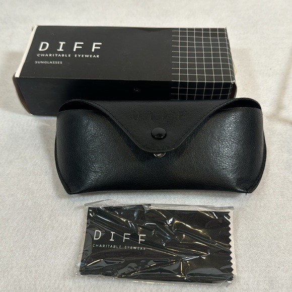 DIFF Eyewear Cora Sunglasses Gold + Blue to Lavender flash New in Box - Picture 9 of 12